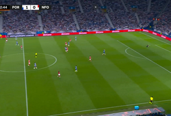 Ứng cử viên cho bàn phản lưới nhà của năm: Cầu thủ Porto đá về từ gần giữa sân!