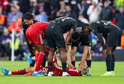 Ekitike bị chấn thương nặng, rời sân trên cáng và nhiều khả năng nói lời tạm biệt với World Cup