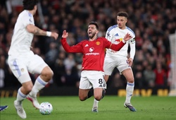 Hành động của Bruno Fernandes khi Leeds ghi bàn khiến CĐV MU trút giận