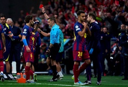 Lời nguyền châu Âu tiếp tục đeo bám Barcelona với việc các trung vệ bị đuổi khỏi sân