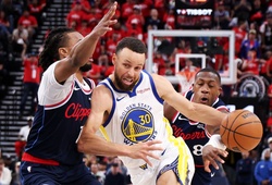 Bùng nổ ghi 35 điểm, Stephen Curry đưa Warriors tiến thêm một bước tới vòng NBA Playoffs