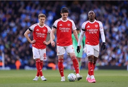 Sự sụp đổ thảm hại của Arsenal được phơi bày dù từng có 97,6% cơ hội vô địch