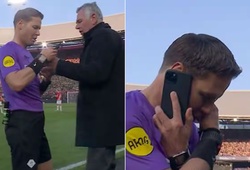 Trọng tài dừng trận chung kết Cúp Hà Lan và... nghe điện thoại di động