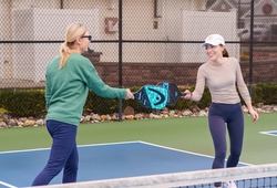 Ai xử lý bóng giữa sân? Bài toán chiến thuật khó nhất của pickleball đôi