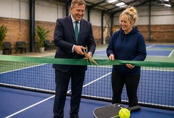 Title: “Hồi sinh” nhà kho bỏ hoang: Pickleball tạo nên trung tâm thể thao mới tại Anh