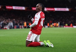 Arsenal nới rộng khoảng cách với Man City sau chiến thắng đầy căng thẳng