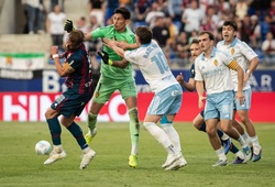 Hỗn loạn ở giải hạng 2 Tây Ban Nha: Thủ môn đấm đối thủ trong màn xô xát nghiêm trọng