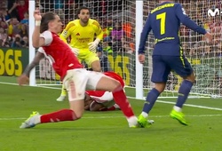Tranh cãi về quả phạt đền không được thổi cho Atletico trong trận gặp Arsenal