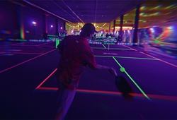 Glow Pickleball: Xu hướng mới biến sân pickleball thành “đại tiệc ánh sáng”