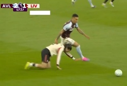 Szoboszlai lặp lại pha trượt chân nổi tiếng của Gerrard trong trận Liverpool thua Villa