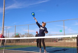 Vì sao overhead smash là cú đánh uy lực nhất trong pickleball?