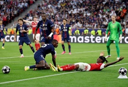 Vì sao Arsenal không được hưởng quả phạt đền trong trận chung kết Champions League?