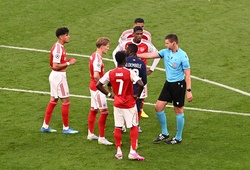 Không có quyết định nào bị lật ngược, VAR đã xử lý thế nào ở trận PSG gặp Arsenal?