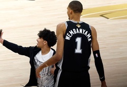 Cổ động viên lao vào sân giữa trận đấu đòi chụp ảnh với Victor Wembanyama tại NBA Finals