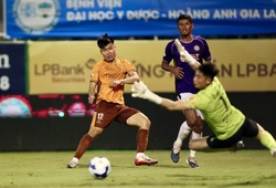 Cuộc chiến trụ hạng V.League: Khi số phận trong tay những "kẻ bên lề"