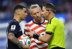Đội trưởng Mỹ Tim Ream đi vào lịch sử World Cup khi VAR "hủy thẻ vàng"