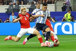 Quả phạt đền mà Messi đá hỏng ở phút thứ 8: Vì sao trọng tài thổi phạt là chính xác?
