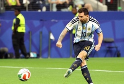 VIDEO Khoảnh khắc Messi... sút trượt penalty và đi vào lịch sử