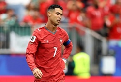 Giữa tâm bão chỉ trích Ronaldo vẫn được HLV Martinez trao suất đá chính