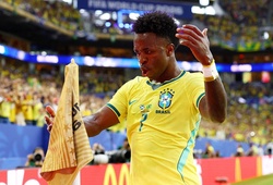Vinicius bùng nổ trong ngày Brazil thắng đậm và chiếm ngôi đầu bảng