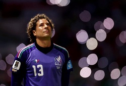 Thủ môn Ochoa và nụ hôn từ biệt sân Azteca: Cái kết của "mối tình World Cup"