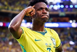 Vinicius Jr "phá dớp" ghi bàn bằng đầu sau 2 năm, tiết lộ thầy Ancelotti phải mua quà tặng