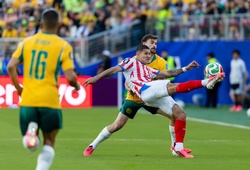 Australia và Paraguay ăn mừng kết quả hoà để cùng dắt tay nhau đi tiếp