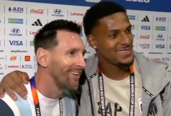 Mệt mỏi sau chiến thắng nhọc nhằn, Messi vẫn thân thiện đáp ứng "nguyện vọng" của đối thủ