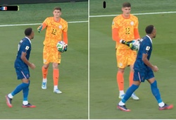 Pháp vs Paraguay: Mbappe gây phẫn nộ vì từ chối bắt tay thủ môn Orlando Gill