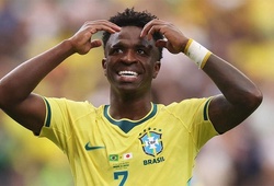 Vì sao Vinicius nhường đá phạt đền cho Bruno Guimaraes?