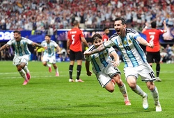 Messi sút hỏng phạt đền nhưng tạo nên màn ngược dòng kinh điển cho Argentina