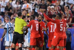 VAR lật ngược quyết định, Embolo nhận thẻ đỏ vì pha ăn vạ khó tin trước Argentina