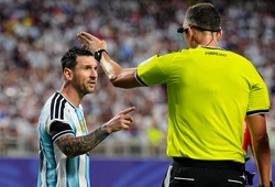 Căng thẳng với trọng tài, Lionel Messi yêu cầu: "Đừng thiếu tôn trọng tôi"