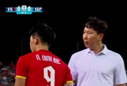HLV Kim Sang Sik bực bội rút Đình Bắc ngay trước giờ nghỉ trận hòa Singapore