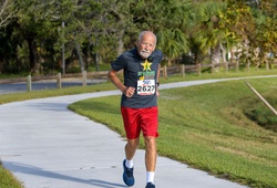 Cụ ông 80 tuổi chạy marathon ở tất cả 50 bang nước Mỹ