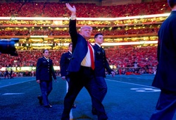 Tổng thống Donald Trump ký sắc lệnh chấn chỉnh thể thao đại học Mỹ: Bài toán cân bằng tài chính khi trả tiền để thi đấu