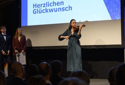 Miranda Wilson có 3 đam mê lớn - cầu lông, violin và môi trường