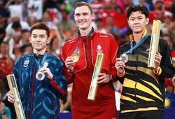 Cựu số 1 thế giới Viktor Axelsen bảo vệ ngôi vô địch cầu lông Olympic, nhưng không dám so sánh với Lin Dan