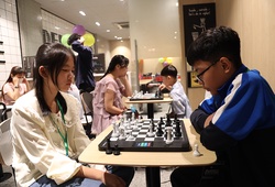 Bước ngoặt công nghệ số của Cờ vua Việt Nam: Kỳ thủ nhí leo bảng xếp hạng Chess.com trên bàn cờ thông minh