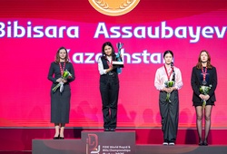 Mỹ nhân cờ vua Bibisara Assaubayeva lập kỳ tích: 3 lần vô địch thế giới ở tuổi 21, bỏ túi hơn 1,2 tỷ đồng