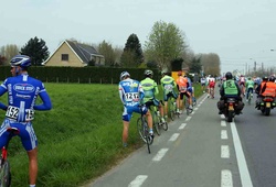 Các tay đua xe đạp Tour de France đi vệ sinh như thế nào?