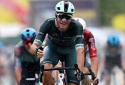 Jonathan Milan thắng chặng 17 cuộc đua xe đạp Tour de France 2025 bằng nước rút trên đường ướt
