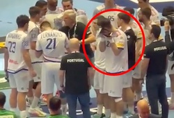 Biết tiếng Na Uy và dùng iPad, cầu thủ bóng ném Bồ Đào Nha gây tranh cãi dữ dội vì hành vi do thám đối thủ