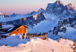 “Xin đừng chụp ảnh tự sướng”: Vùng Dolomites phản đối tình trạng du lịch quá tải trước thềm Thế vận hội Mùa đông 2026