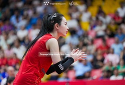 Lê Thanh Thúy (Bóng chuyền) và Lê Minh Thuận (Karate) vinh dự cầm cờ cho Đoàn Thể Thao Việt Nam tại SEA Games 33