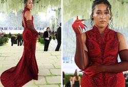 Sao quần vợt Naomi Osaka nổi bật ở Met Gala 2026 với bộ trang phục đính pha lê thực hiện trong 3.280 giờ