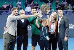 Novak Djokovic giành ngôi vô địch đầy kịch tính để lập các kỷ lục quần vợt và vượt Roger Federer