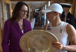 Vì sao Iga Swiatek buộc phải trả lại cúp quần vợt Wimbledon sau khi đánh bại Amanda Anisimova?