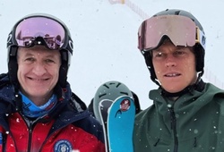 Sao quần vợt đón Giáng sinh: Swiatek lộng lẫy đi tiệc, Sinner đi trượt tuyết...