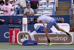 Daniil Medvedev đập vỡ chai nước và ném vợt sau trận thua Corentin Moutet ở giải quần vợt Washington Open